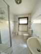 Immobilienpaket: 3 Wohneinheiten mit Balkonen und Stellplätzen! - Badezimmer